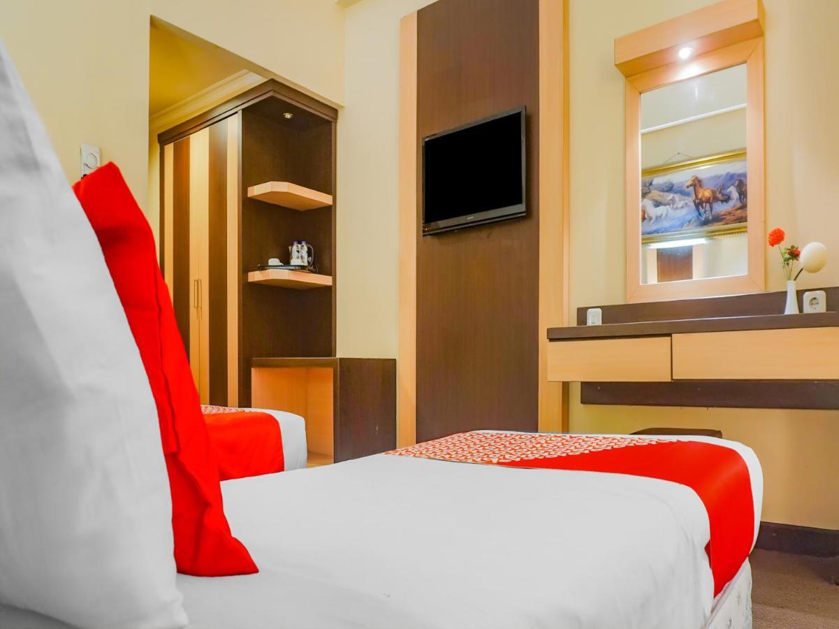 OYO 3967 Hotel Pantai Wisata Makassar Exterior foto