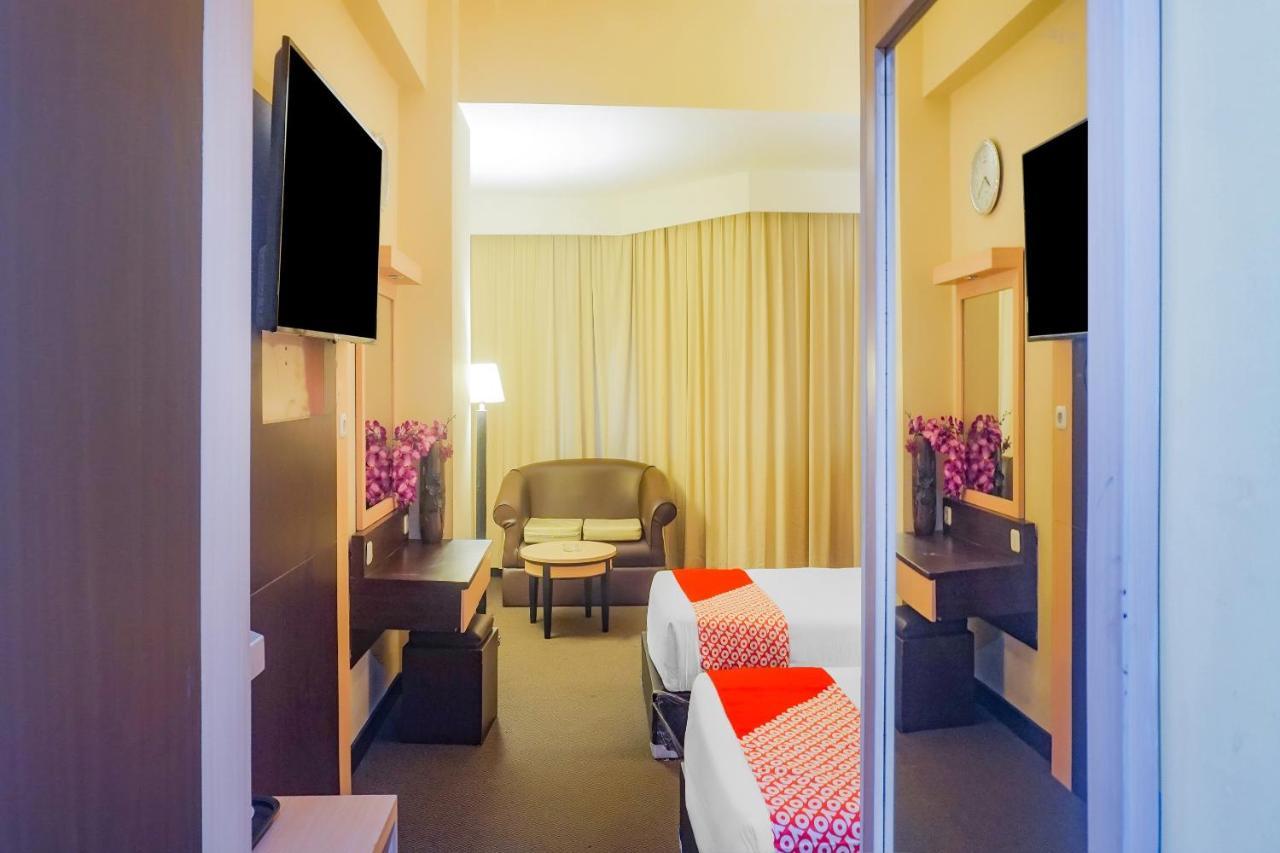 OYO 3967 Hotel Pantai Wisata Makassar Exterior foto